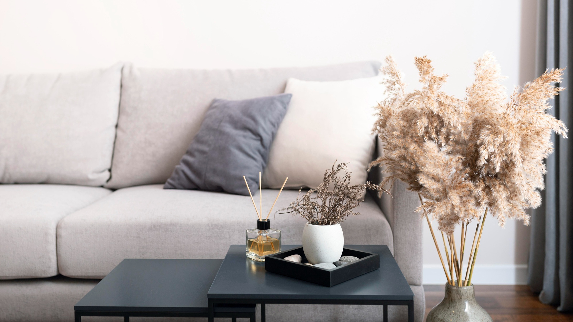 Czym się różni sofa od kanapy?